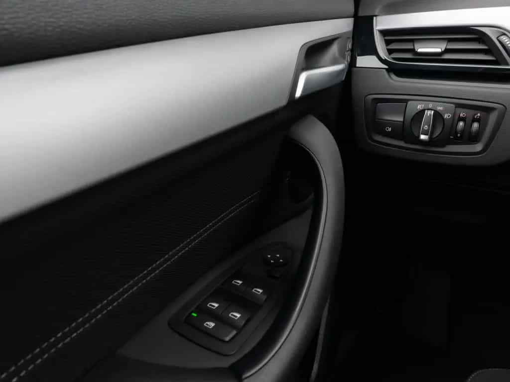 BMW X1 sD18i Parkassistent DAB Sportsitz LED 18Zoll 02/2022-photo-29