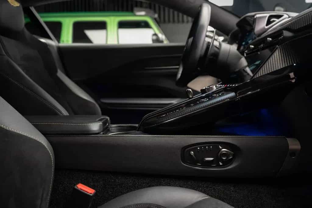 Aston Martin V8 Vantage 07/2024-photo-32