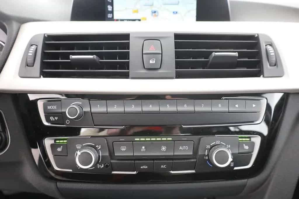 BMW 318 i Touring Aut. LED Navi Sitzheizung Tempomat 11/2018-photo-12