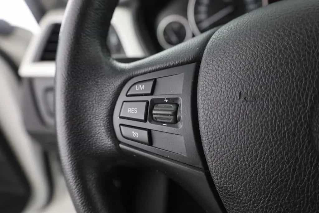 BMW 318 i Touring Aut. LED Navi Sitzheizung Tempomat 11/2018-photo-17