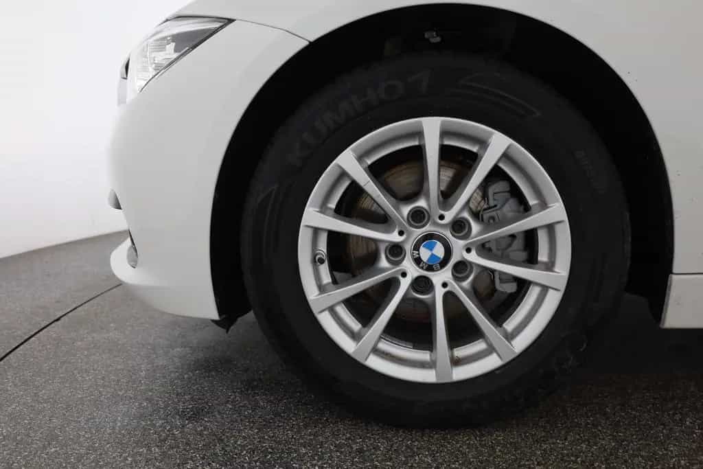 BMW 318 i Touring Aut. LED Navi Sitzheizung Tempomat 11/2018-photo-32