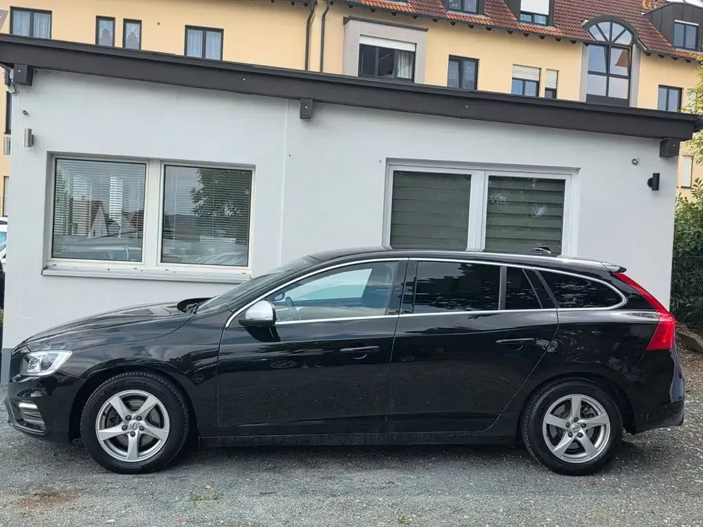 Main__Slider__Photo:Volvo V60 Kombi Momentum *Scheckheft gepflegt*Navi*SHZ 04/2018-1