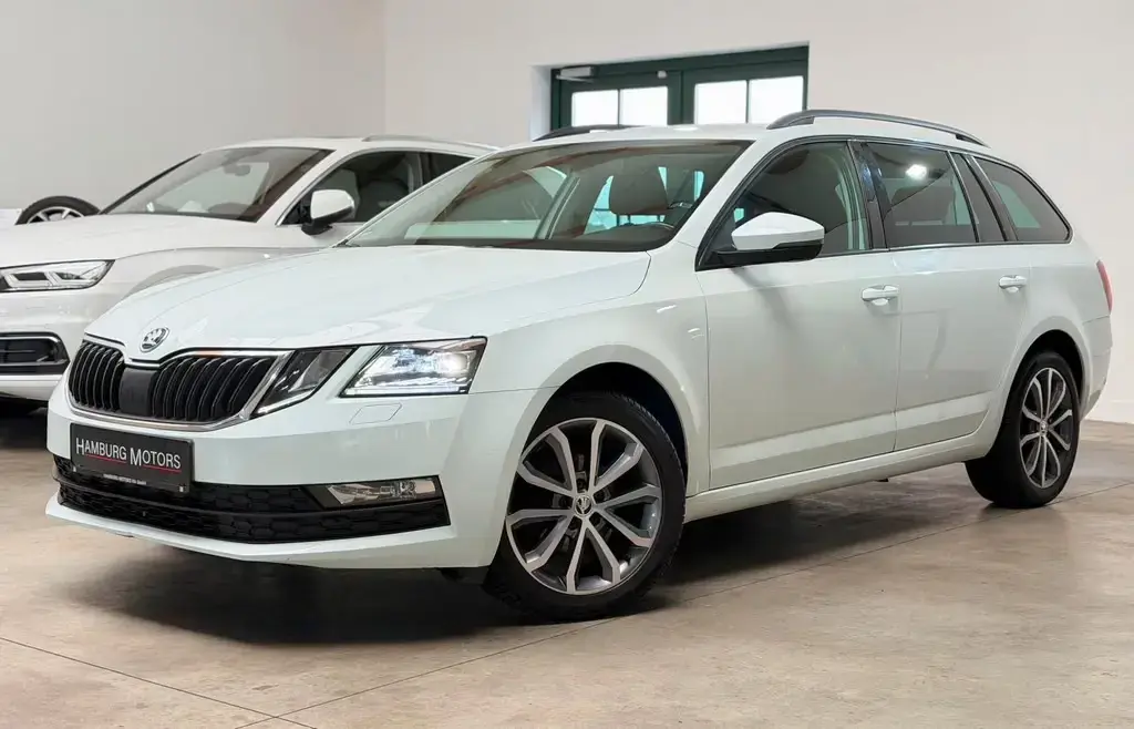 Main__Slider__Photo:Skoda Octavia Combi 1.6 TDI DSG Drive AHK/LED/NAVI/TEM 11/2017-1