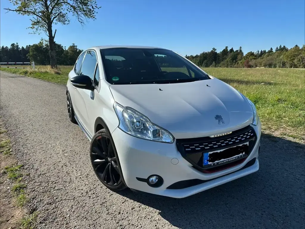 Main__Slider__Photo:Peugeot 208 GTi 30th Anniversary | N° 310 | 02/2015-1