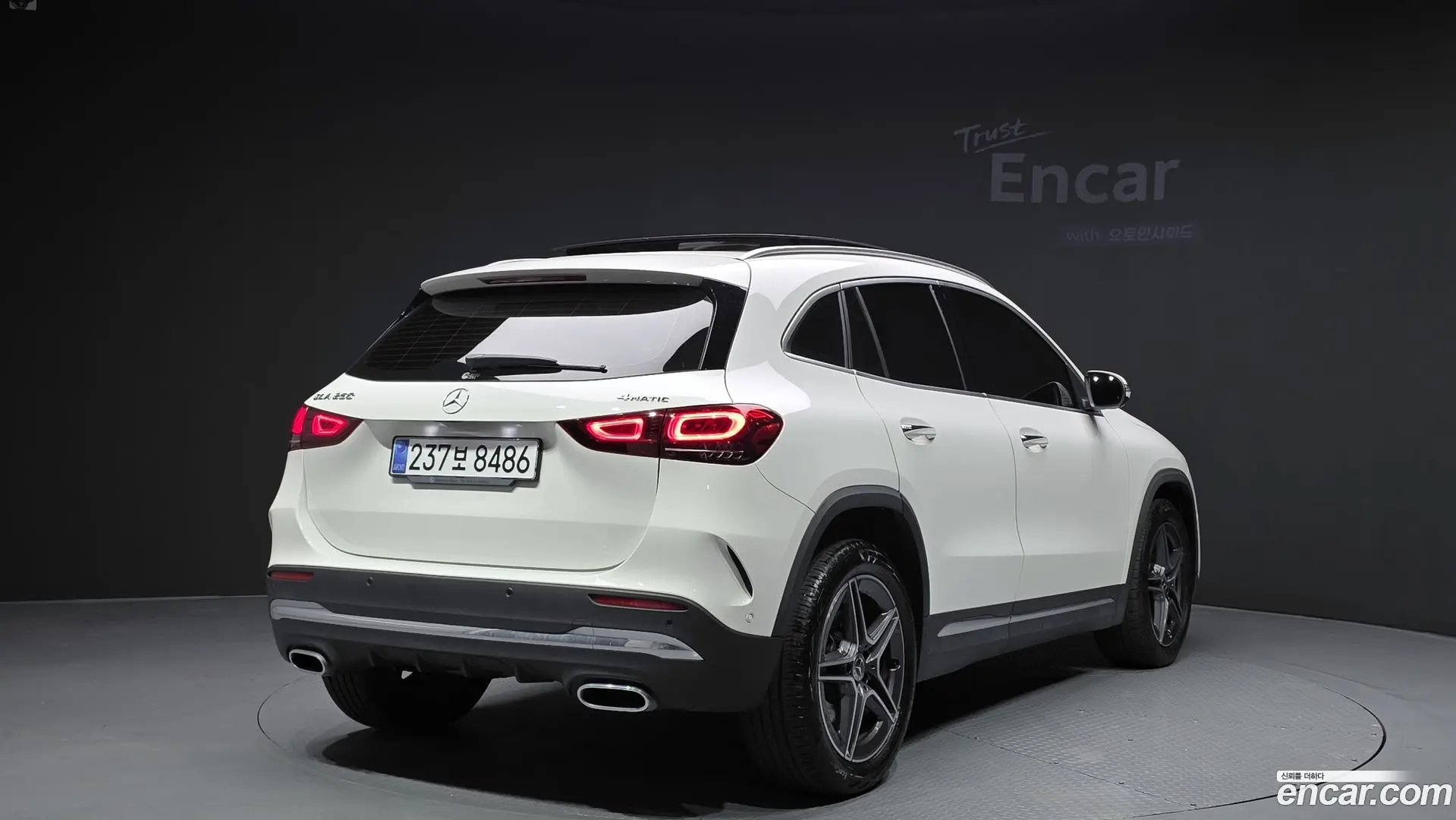 Main__Slider__Photo:GLA-Class Mercedes-Benz 2020.10-1
