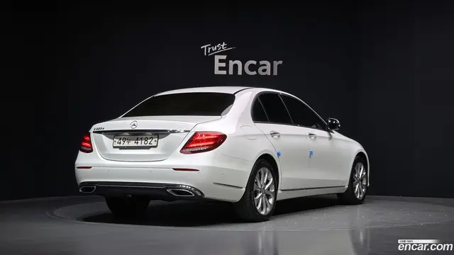 Main__Slider__Photo:E-Class Mercedes-Benz 2017.0-1