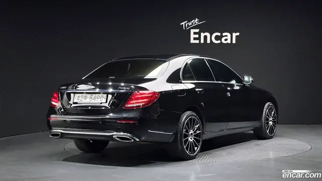 Main__Slider__Photo:E-Class Mercedes-Benz 2018.9-1