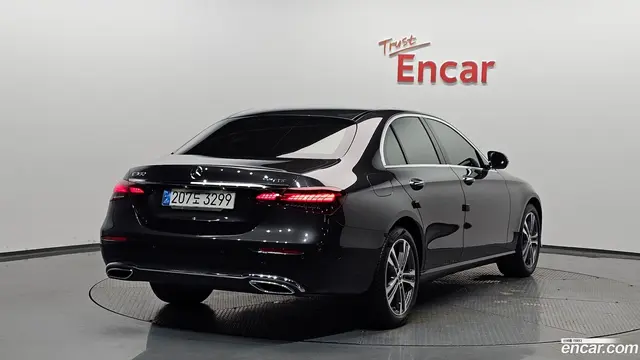 Main__Slider__Photo:E-Class Mercedes-Benz 2022.8-1