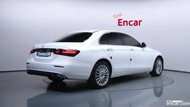 Main__Slider__Photo:E-Class Mercedes-Benz 2023.10-1