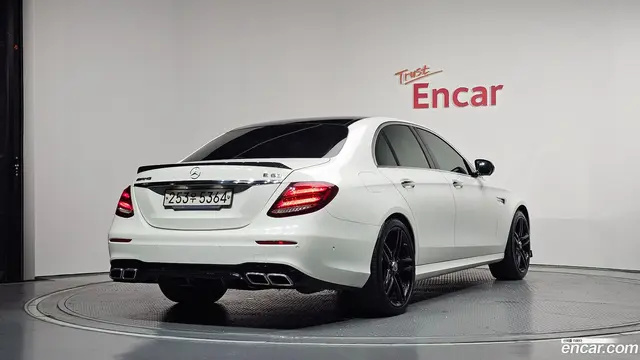Main__Slider__Photo:E-Class Mercedes-Benz 2018.8-1