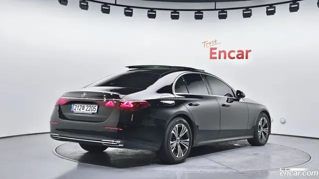 Main__Slider__Photo:E-Class Mercedes-Benz 2024.7-1