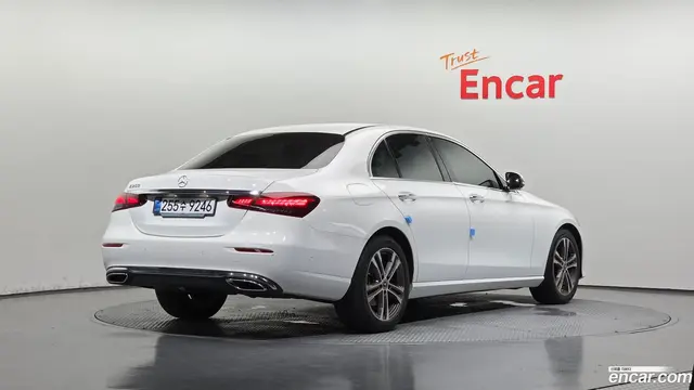 Main__Slider__Photo:E-Class Mercedes-Benz 2023.9-1