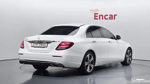 Main__Slider__Photo:E-Class Mercedes-Benz 2018.10-1