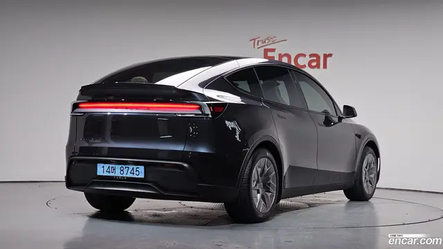 Main__Slider__Photo:Model Y Tesla 2026.4-1