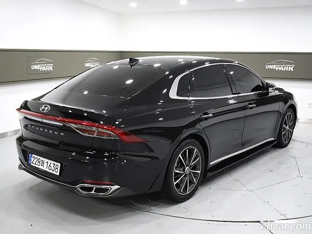 Main__Slider__Photo:Grandeur Hyundai 2022.10-1