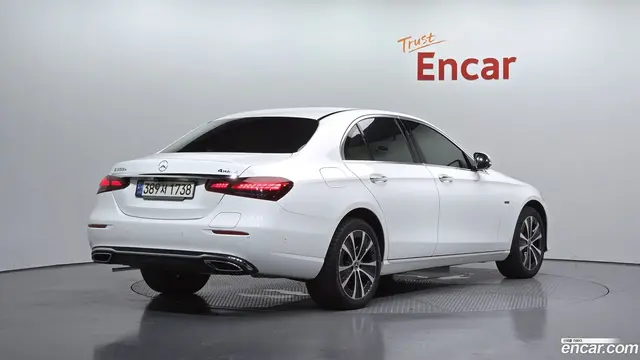 Main__Slider__Photo:E-Class Mercedes-Benz 2021.5-1