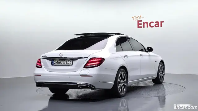 Main__Slider__Photo:E-Class Mercedes-Benz 2019.11-1