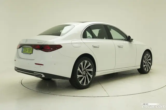 Main__Slider__Photo:E-Class Mercedes-Benz 2025.8-1