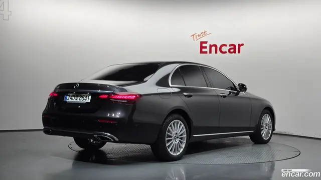 Main__Slider__Photo:E-Class Mercedes-Benz 2023.7-1