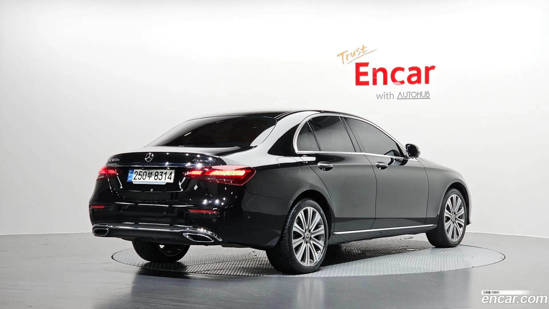 Main__Slider__Photo:E-Class Mercedes-Benz 2023.6-1