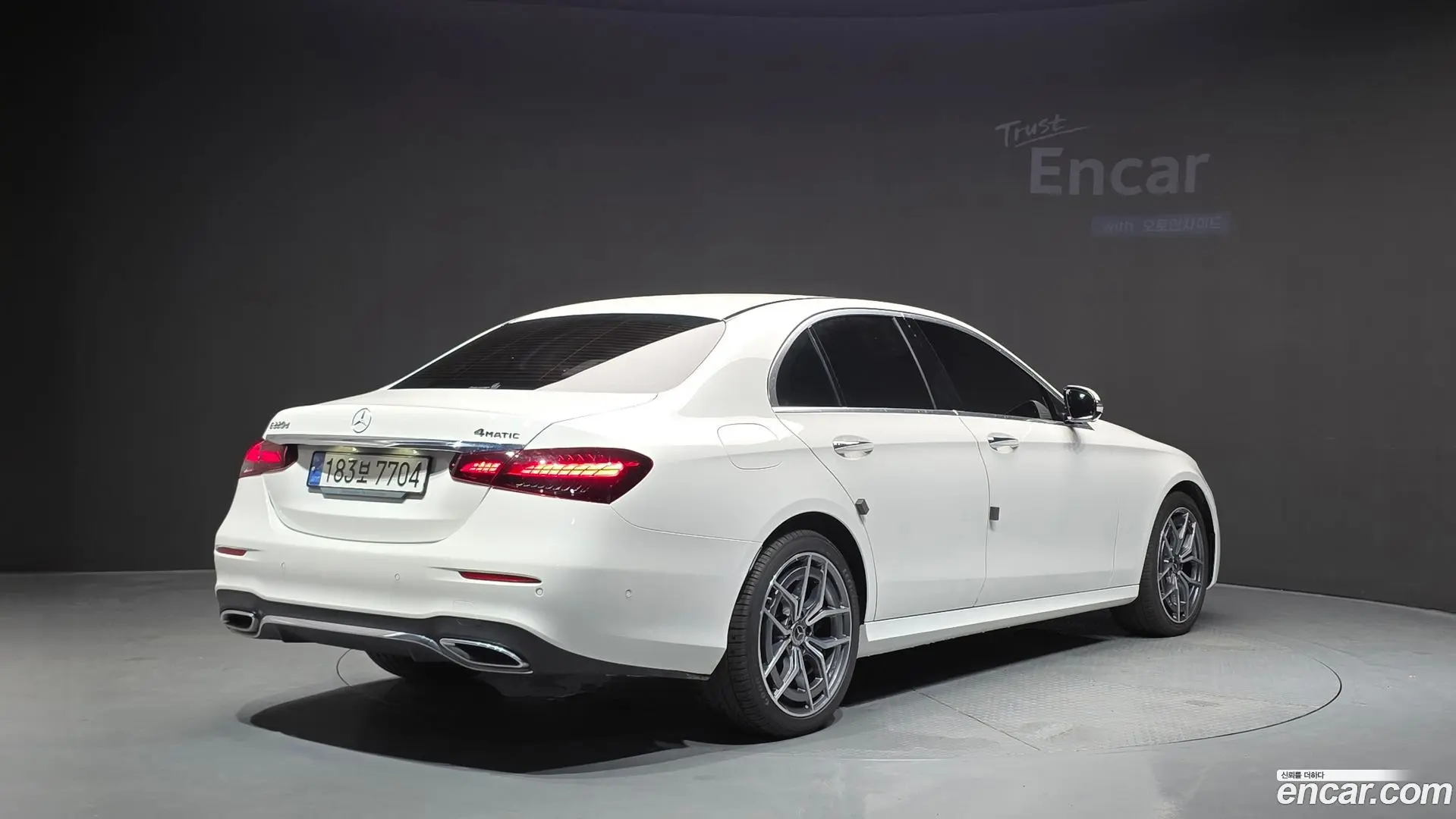 Main__Slider__Photo:E-Class Mercedes-Benz 2023.4-1
