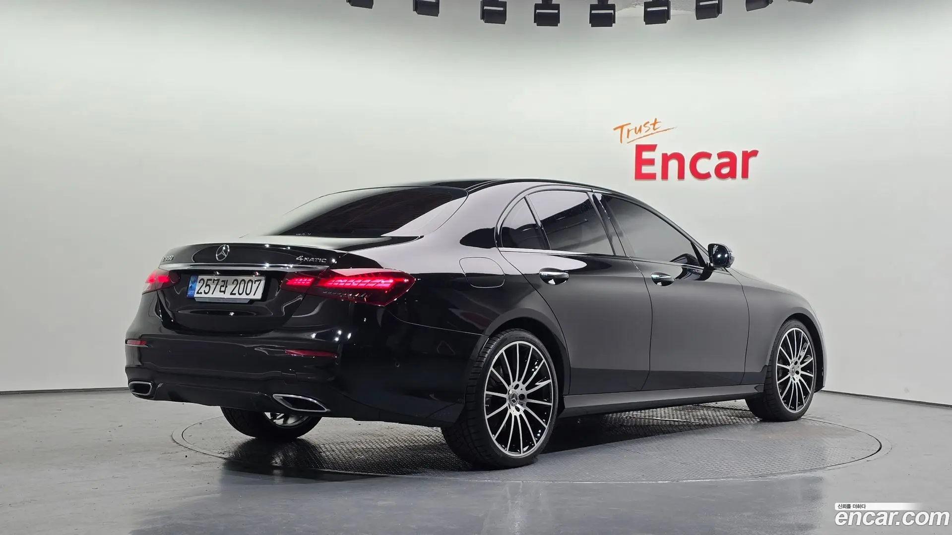 Main__Slider__Photo:E-Class Mercedes-Benz 2023.2-1