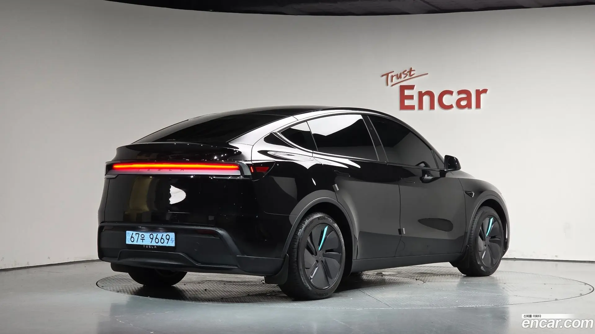 Main__Slider__Photo:Model Y Tesla 2025.8-1
