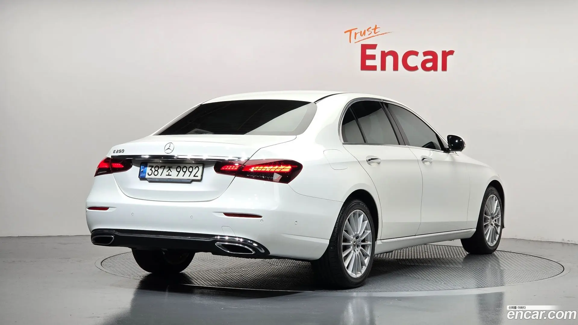 Main__Slider__Photo:E-Class Mercedes-Benz 2021.11-1