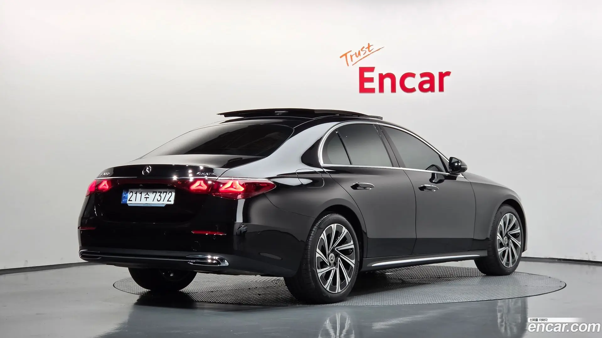 Main__Slider__Photo:E-Class Mercedes-Benz 2024.8-1