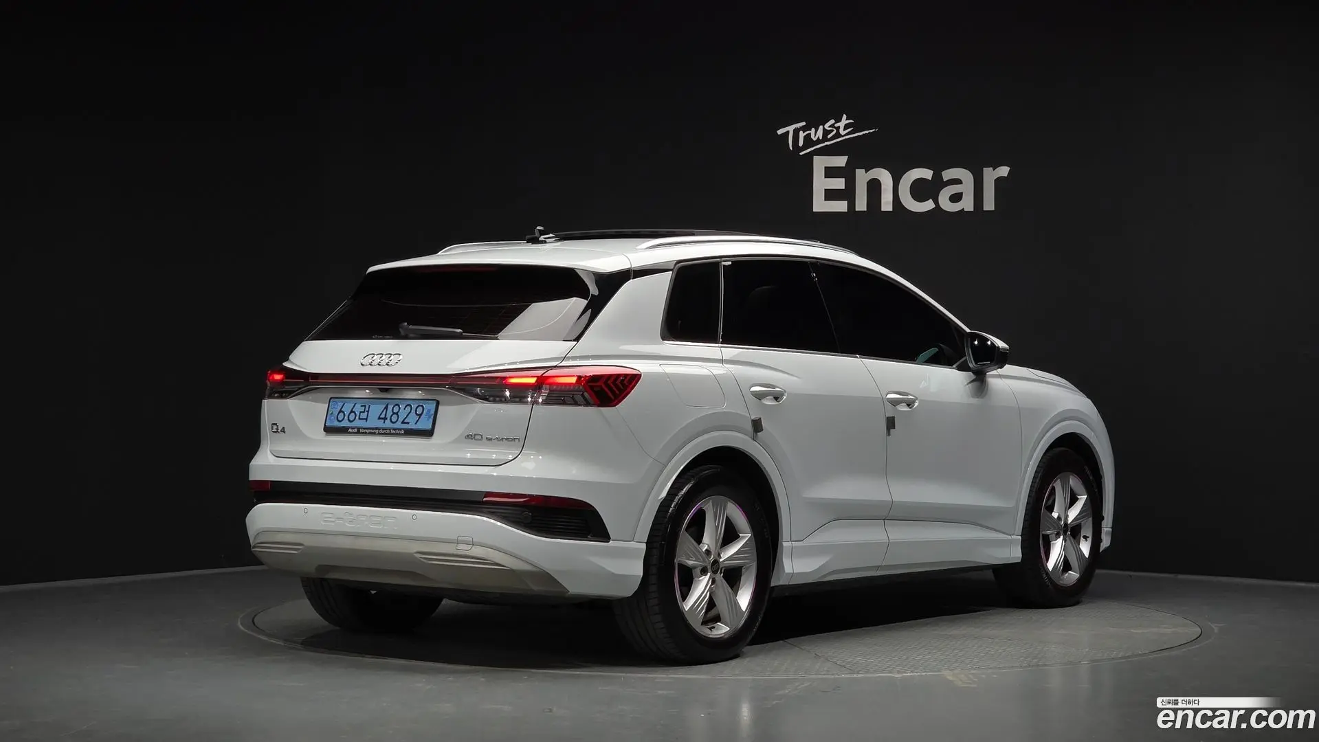 Main__Slider__Photo:Q4 e-tron Audi 2023.11-1