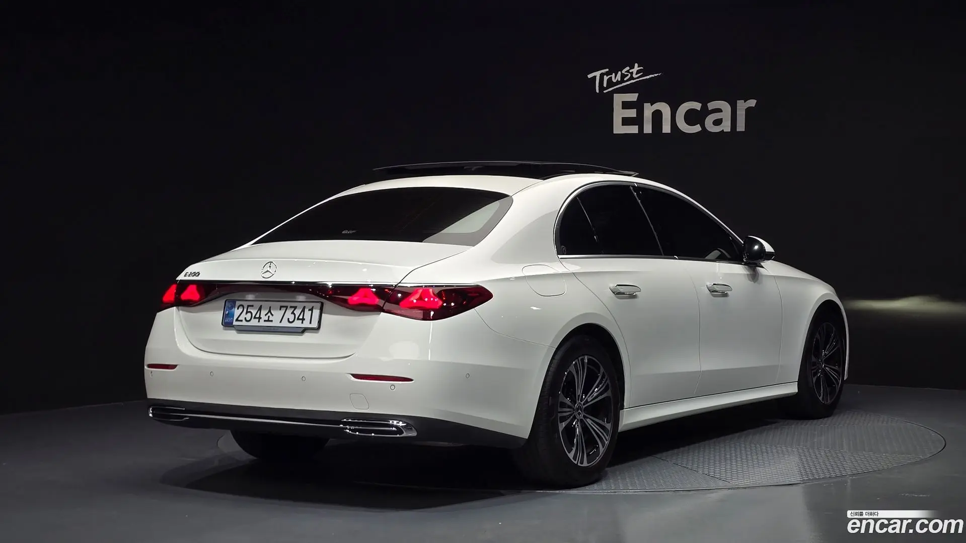 Main__Slider__Photo:E-Class Mercedes-Benz 2024.8-1