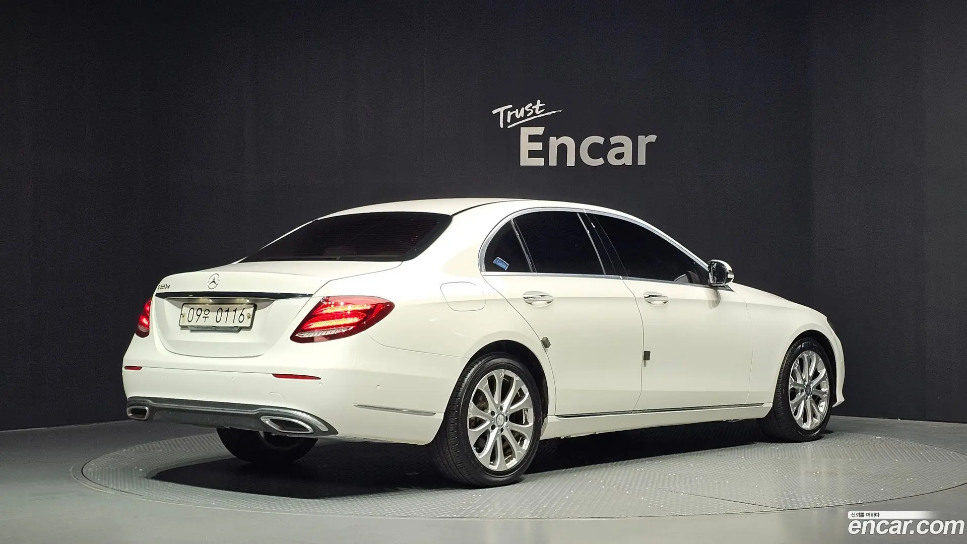 Main__Slider__Photo:E-Class Mercedes-Benz 2016.11-1