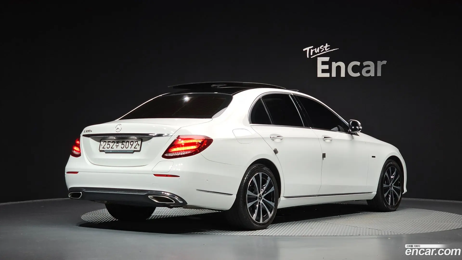 Main__Slider__Photo:E-Class Mercedes-Benz 2019.10-1