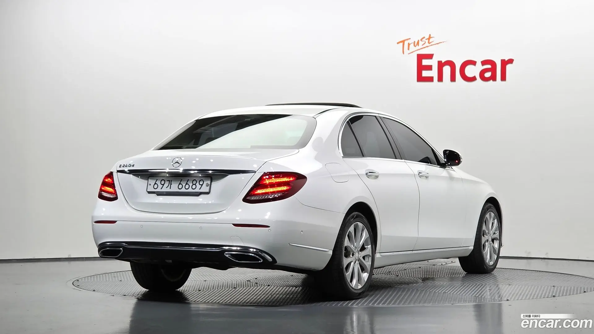 Main__Slider__Photo:E-Class Mercedes-Benz 2017.4-1
