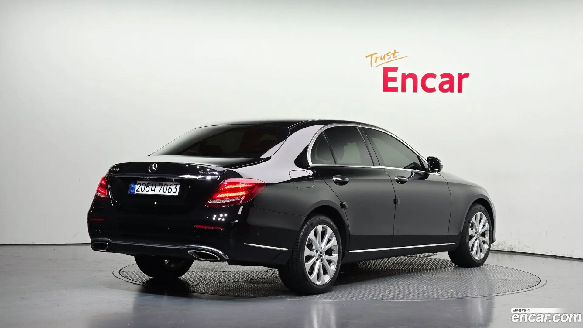 Main__Slider__Photo:E-Class Mercedes-Benz 2020.0-1