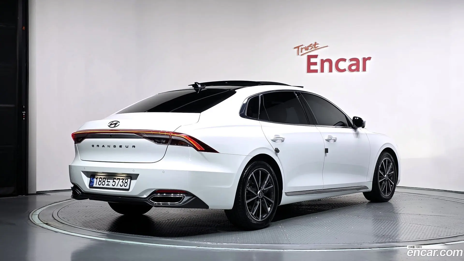 Main__Slider__Photo:Grandeur Hyundai 2022.8-1