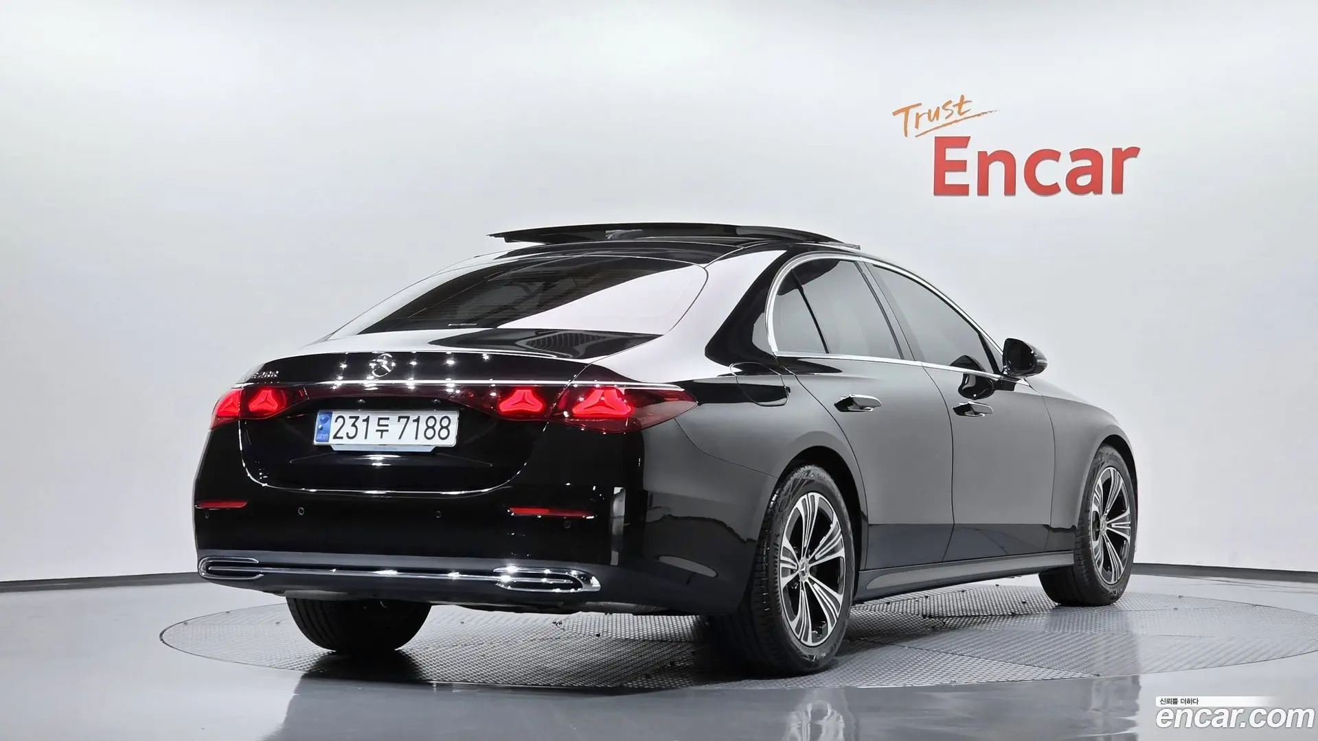 Main__Slider__Photo:E-Class Mercedes-Benz 2024.8-1