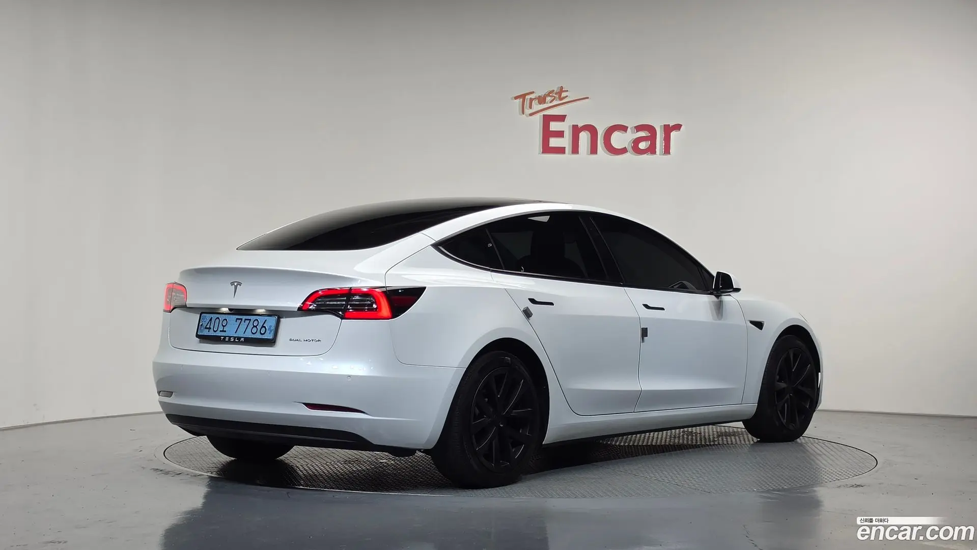 Main__Slider__Photo:Model 3 Tesla 2022.2-1
