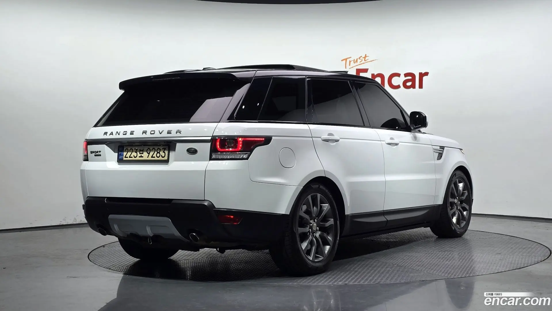Main__Slider__Photo:Range Rover Sport Land Rover 2016.10-1