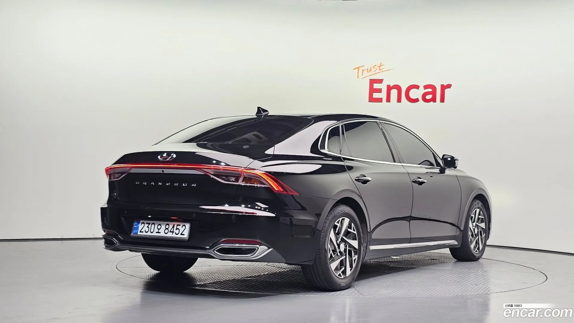 Main__Slider__Photo:Grandeur Hyundai 2021.10-1