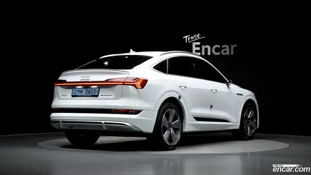 Main__Slider__Photo:e-tron Audi 2021.10-1