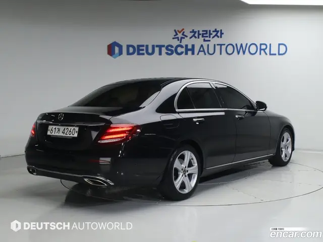 Main__Slider__Photo:E-Class Mercedes-Benz 2017.9-1
