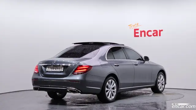Main__Slider__Photo:E-Class Mercedes-Benz 2017.0-1