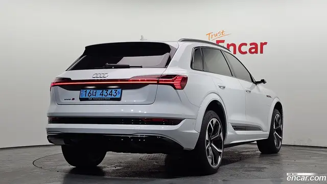 Main__Slider__Photo:e-tron Audi 2022.9-1