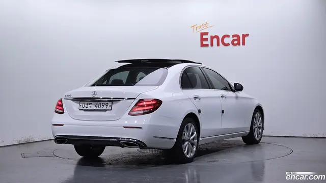 Main__Slider__Photo:E-Class Mercedes-Benz 2017.5-1