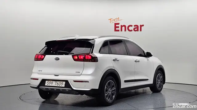 Main__Slider__Photo:Niro Kia 2017.11-1