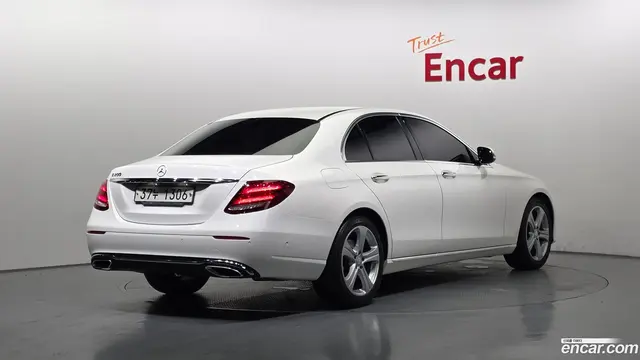Main__Slider__Photo:E-Class Mercedes-Benz 2017.1-1