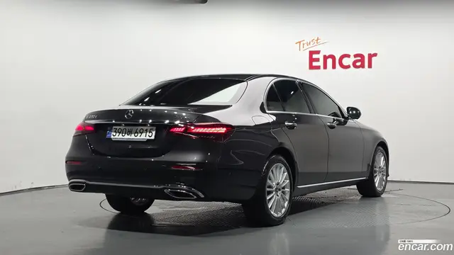 Main__Slider__Photo:E-Class Mercedes-Benz 2023.8-1