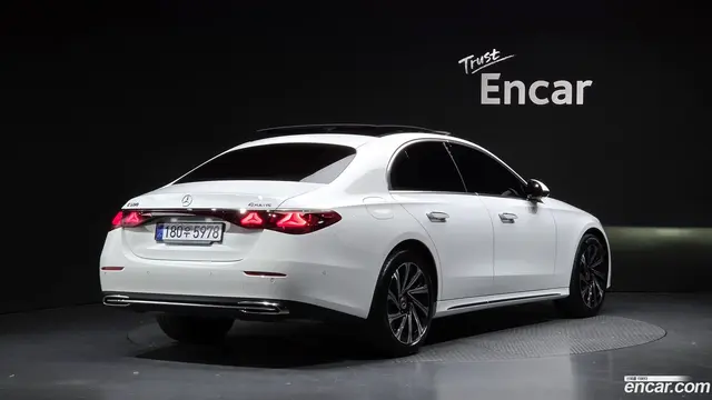 Main__Slider__Photo:E-Class Mercedes-Benz 2025.8-1
