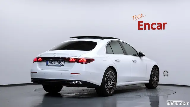 Main__Slider__Photo:E-Class Mercedes-Benz 2024.11-1